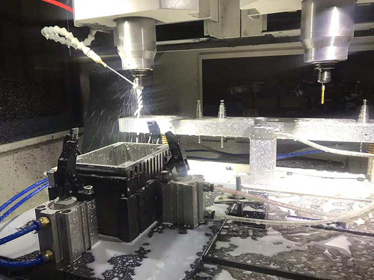 鋁合金壓鑄件加工時為什么要加切削液